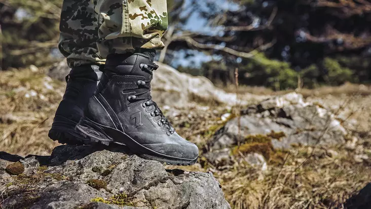 black boots bota commander